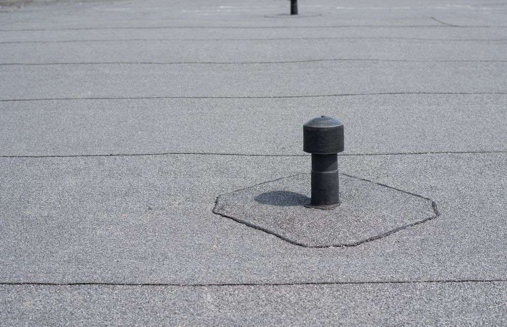 Bitumen dak met dakdoorvoer